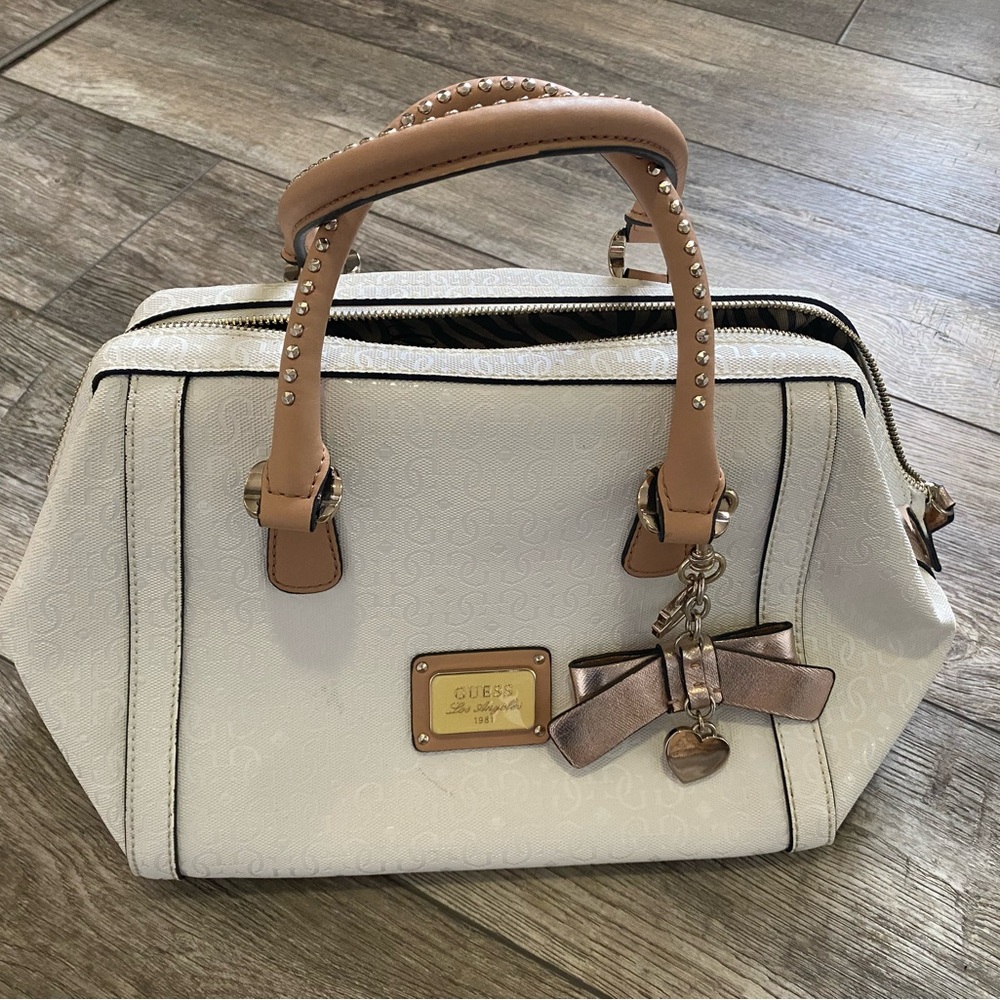 Guess Purse
Like new !